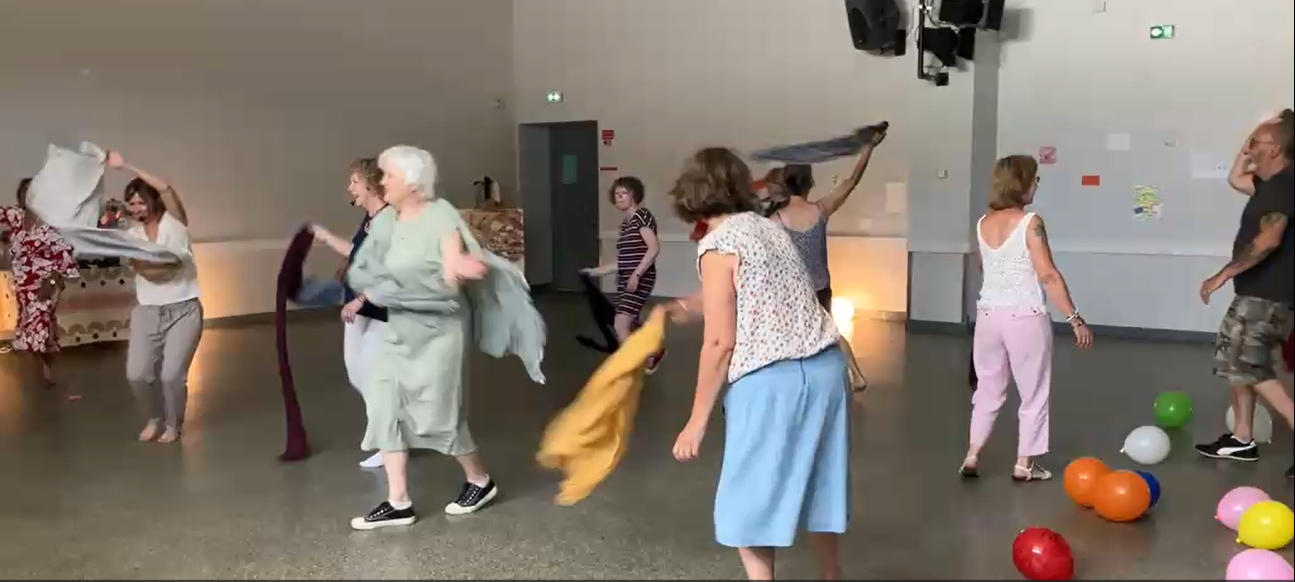 [Photo : danseuse souriante en plein mouvement, yeux fermés]