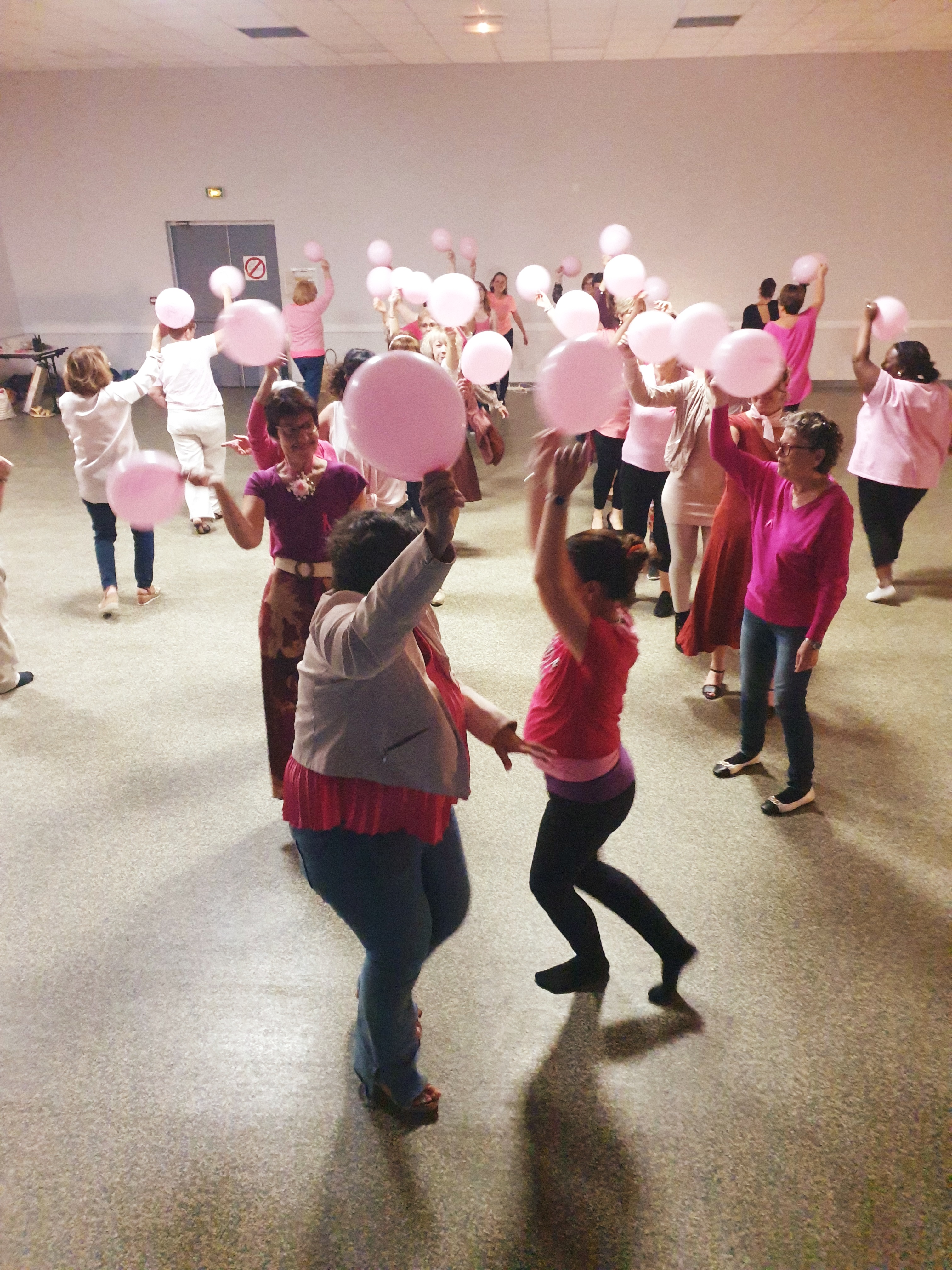 [Photo : danseuses en mouvement pendant l'atelier du Thou, salle des fêtes]